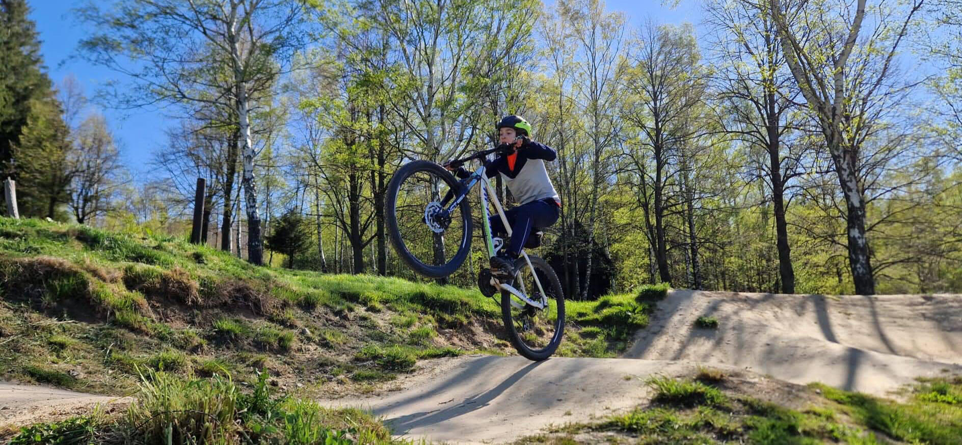 Efektní skoky na kole bezpečně.