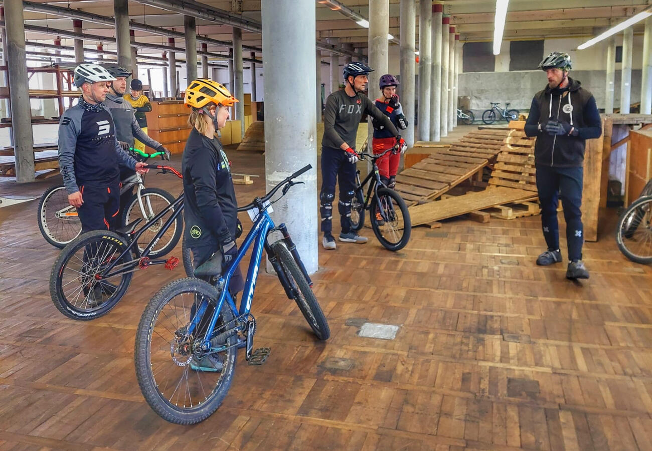 MTB překážky v hale.
