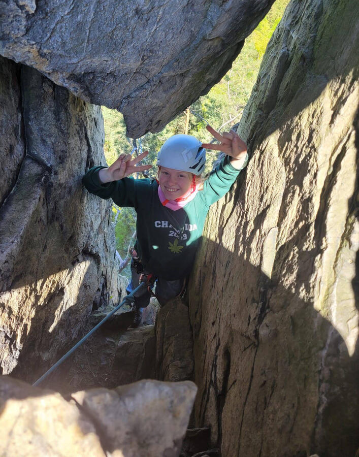 Uvnitř skalního komína.