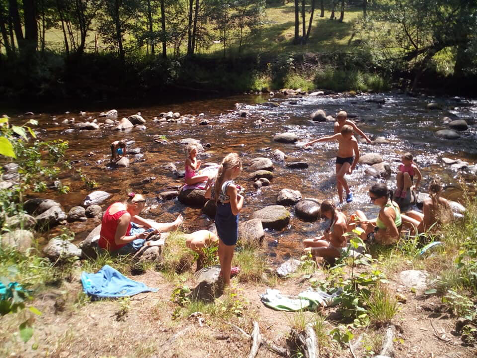 Koupání v řece k létu a táborům neodmyslitelně patří.