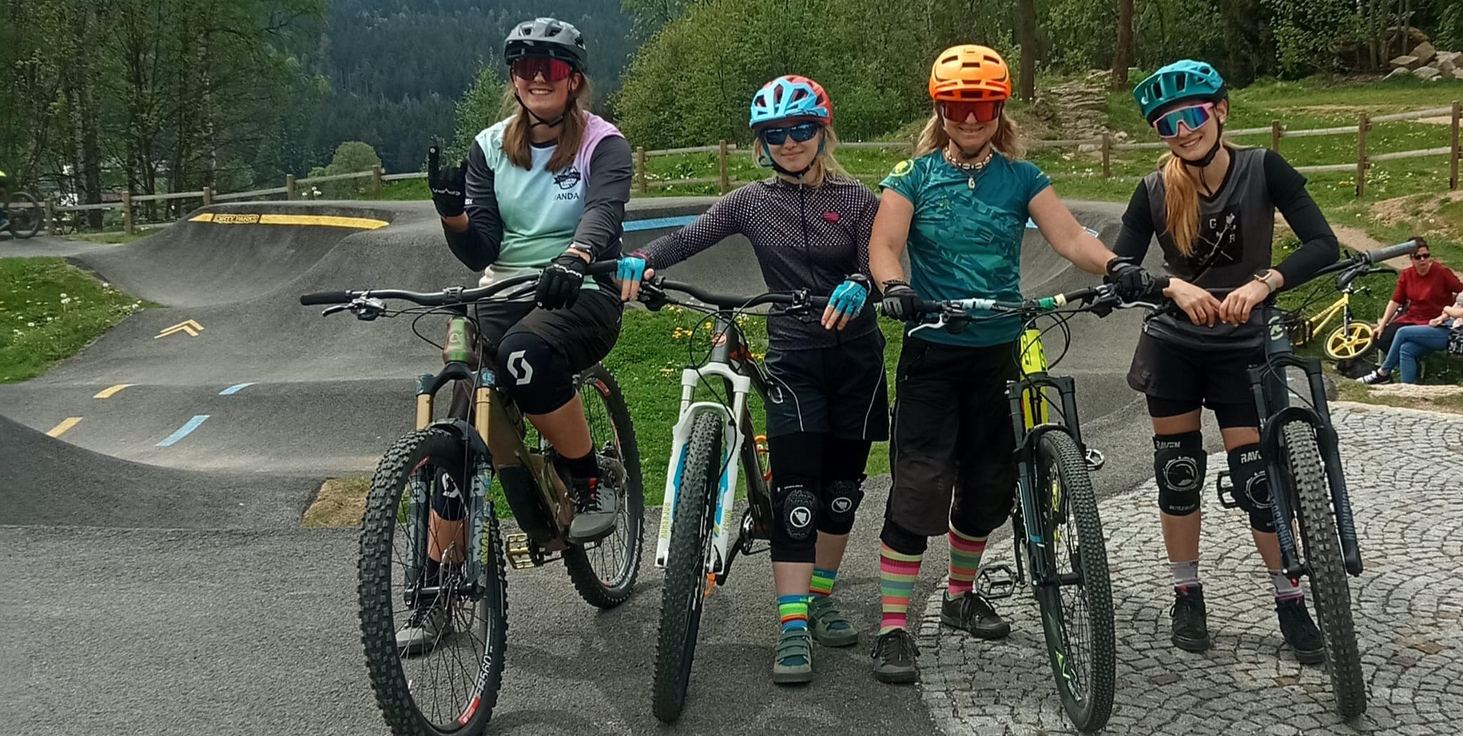 Krásné ženy za řidítky. Krásné ženy za řidítky.